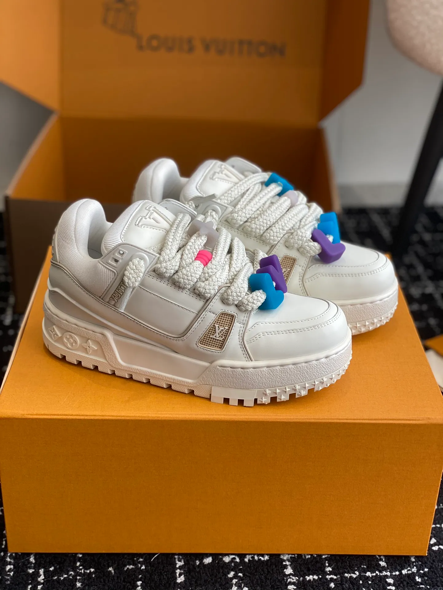 👟👟Ex-factory price 840👟👟 The latest upgraded version of lvtrainer Little Fatty 2023 is the same as the original version. Exclusive mold opening. Market ceiling level. Welcome to compare. At the Louis Vitton 2023 show, the new Trainer was unveiled. The new shoe style did not change much in the upper design, but the shoe shape became wider. Thicker and larger tongues replace the original visual effect. Since the launch of Lanvin bread shoes, this fat shoe style has become more and more popular!  Select imported calfskin/denim splicing/Yangjing material, exclusive molded outsole fasteners, decorative accessories can be removed at will!  Size: #35-45 (⚠️40 for women, 45 for men, customization is non-refundable)